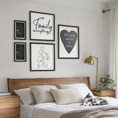 Väggdekoration i tavelset med motiv av familjevärderingar, kärlek och närhet