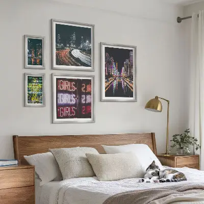 Set om 5 tavlor modern stad med neonljus på natten