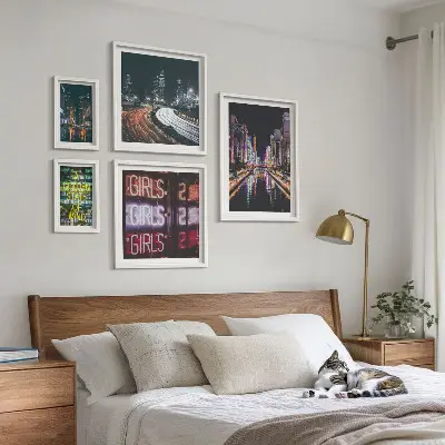 Set om 5 tavlor modern stad med neonljus på natten