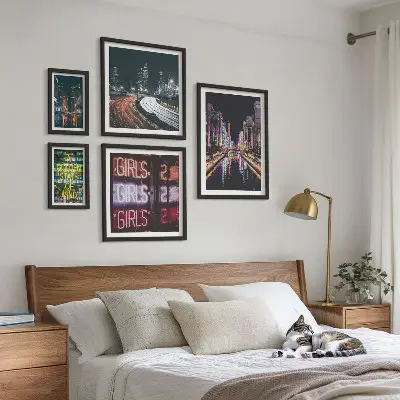Set om 5 tavlor modern stad med neonljus på natten