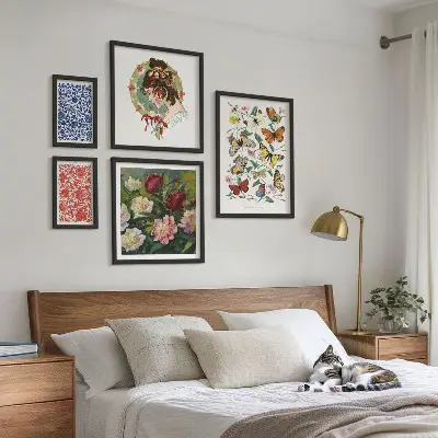 Tavelvägg med 5 tavlor med vintage-motiv av blommor och fjärilar