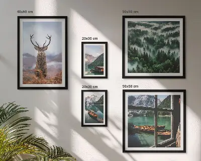 Tavelvägg med 5 tavlor med motiv av vilda djur och berg