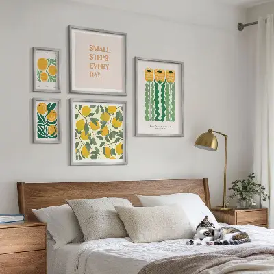 Tavelvägg med 5 tavlor med motiv av blommor, citrusfrukter och positiva citat