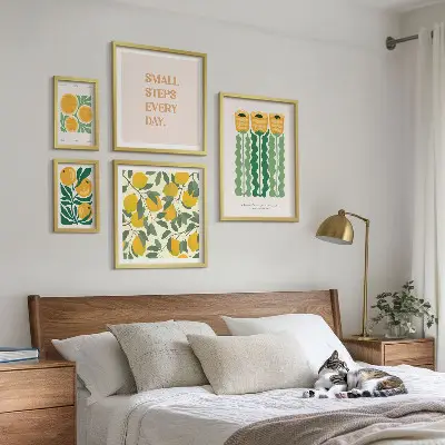 Tavelvägg med 5 tavlor med motiv av blommor, citrusfrukter och positiva citat
