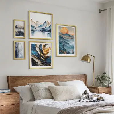Tavelvägg med 5 tavlor motiv av bergslandskap västerut