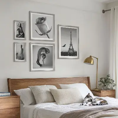 Tavelset väggdekoration i snyggt svartvitt Paris-motiv
