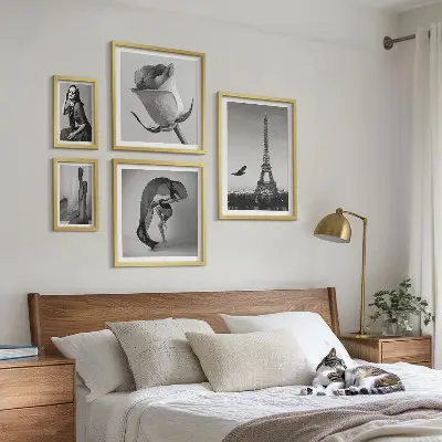 Tavelset väggdekoration i snyggt svartvitt Paris-motiv
