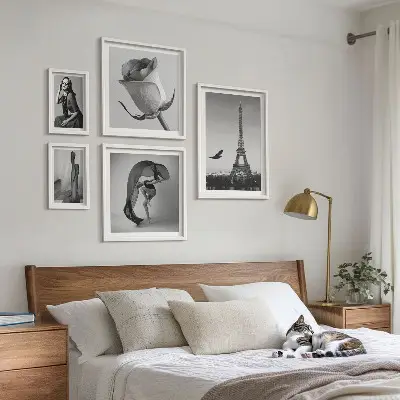 Tavelset väggdekoration i snyggt svartvitt Paris-motiv