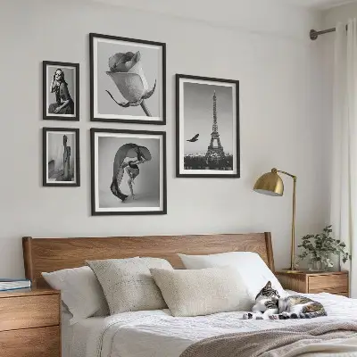 Tavelset väggdekoration i snyggt svartvitt Paris-motiv