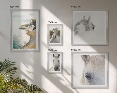 Tavelset väggdekoration med motiv av hästar på stranden i minimalistisk stil