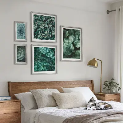 Tavelset väggdekoration med motiv av suckulenta växtblad i naturtema