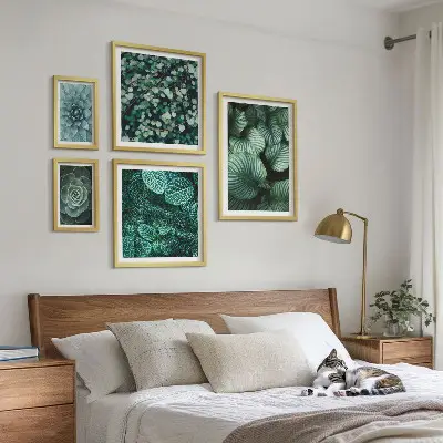 Tavelset väggdekoration med motiv av suckulenta växtblad i naturtema