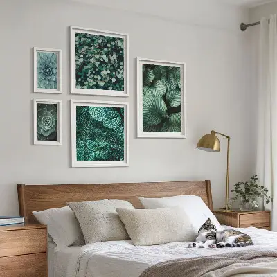 Tavelset väggdekoration med motiv av suckulenta växtblad i naturtema