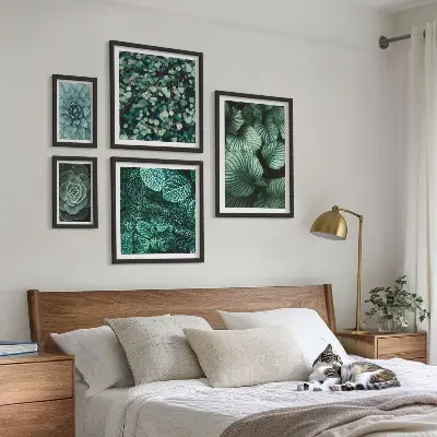 Tavelset väggdekoration med motiv av suckulenta växtblad i naturtema