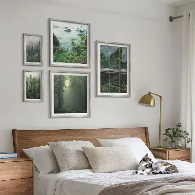 Tavelvägg med 5 tavlor med motiv av gröna landskap, skogar och vegetation