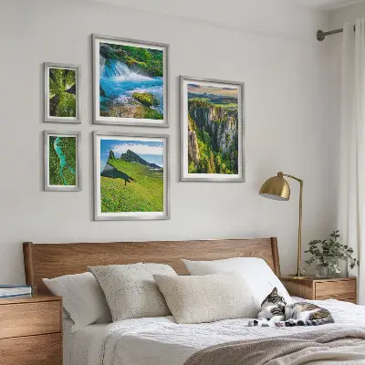 Tavelvägg med 5 tavlor landskap med berg, floder och skogar