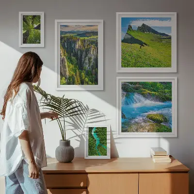 Tavelvägg med 5 tavlor landskap med berg, floder och skogar