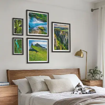 Tavelvägg med 5 tavlor landskap med berg, floder och skogar