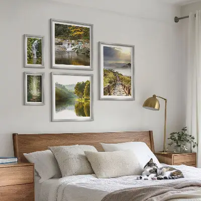 Tavelvägg med 5 tavlor med motiv av naturlandskap, vattenfall och skogsstigar