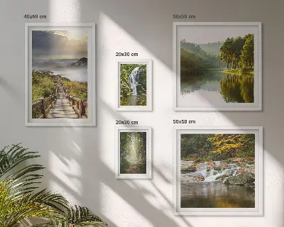 Tavelvägg med 5 tavlor med motiv av naturlandskap, vattenfall och skogsstigar