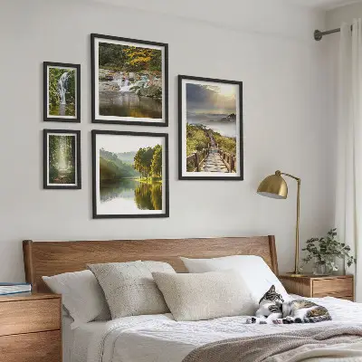 Tavelvägg med 5 tavlor med motiv av naturlandskap, vattenfall och skogsstigar
