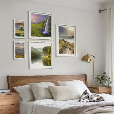 Tavelset väggdekoration med motiv av landskap med vattenfall och berg