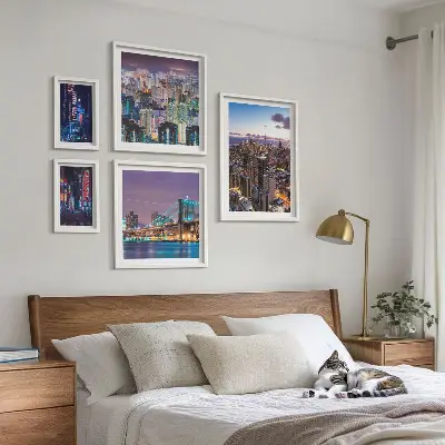 Tavelvägg med 5 tavlor motiv med stadsnattlandskap i neonljus