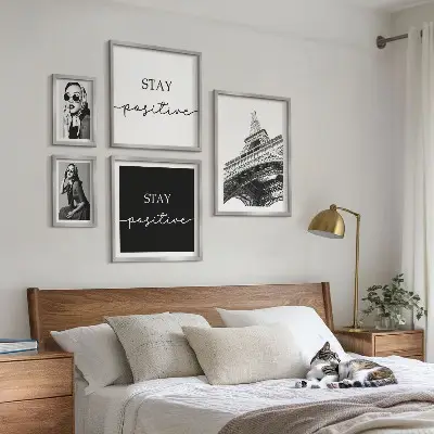 Tavelvägg med 5 tavlor med snygg grafik i Paris-tema