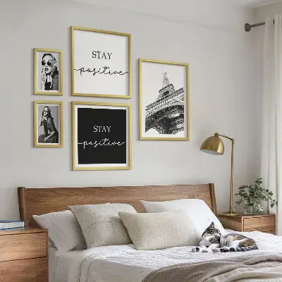 Tavelvägg med 5 tavlor med snygg grafik i Paris-tema