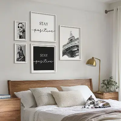 Tavelvägg med 5 tavlor med snygg grafik i Paris-tema