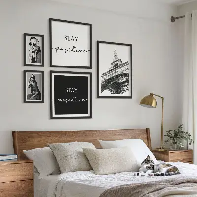 Tavelvägg med 5 tavlor med snygg grafik i Paris-tema
