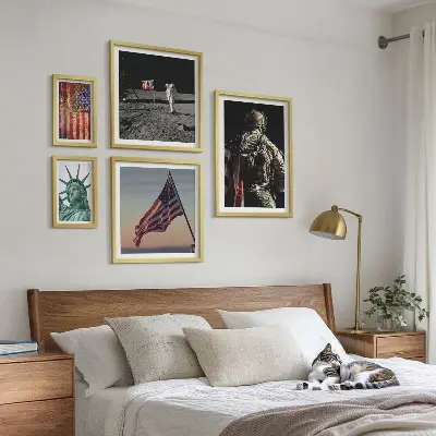 Tavelvägg med 5 tavlor med motiv av amerikansk symbolik i historien
