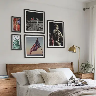Tavelvägg med 5 tavlor med motiv av amerikansk symbolik i historien