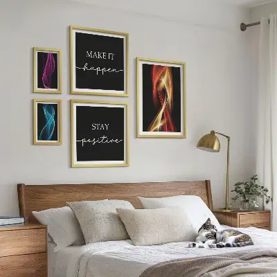 Tavelvägg med 5 tavlor med motiv av citat, ljusmönster och inspiration