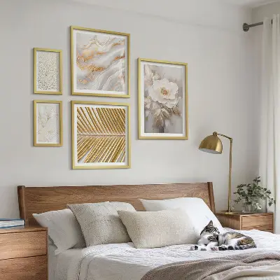 Tavelvägg med 5 tavlor med snygga blommotiv
