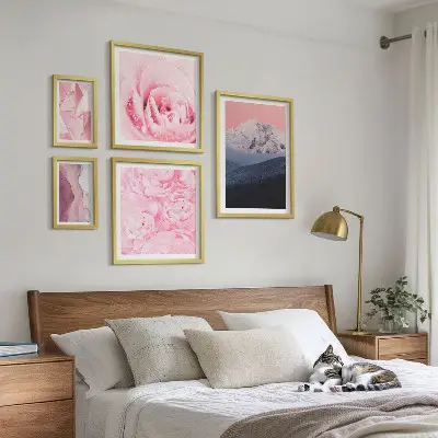 Tavelvägg med 5 tavlor rosa landskap med moderna blommor