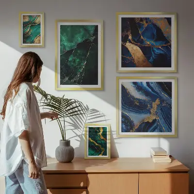 Tavelset väggdekoration med eleganta abstraktioner och grönska