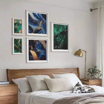 Tavelset väggdekoration med eleganta abstraktioner och grönska