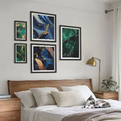 Tavelset väggdekoration med eleganta abstraktioner och grönska