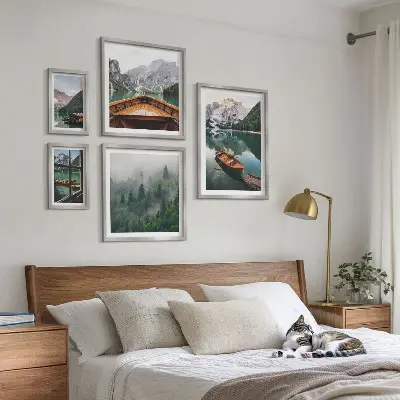 Tavelvägg med 5 tavlor med motiv av lugna bergsjöar och båtar
