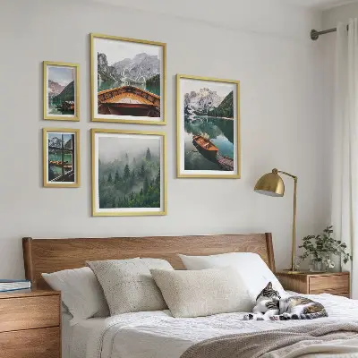Tavelvägg med 5 tavlor med motiv av lugna bergsjöar och båtar