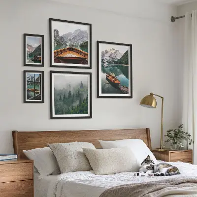 Tavelvägg med 5 tavlor med motiv av lugna bergsjöar och båtar
