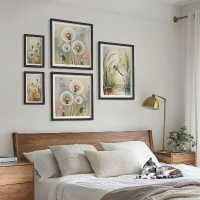 Tavelvägg med 5 tavlor med motiv av blommiga trollsländor i naturstil