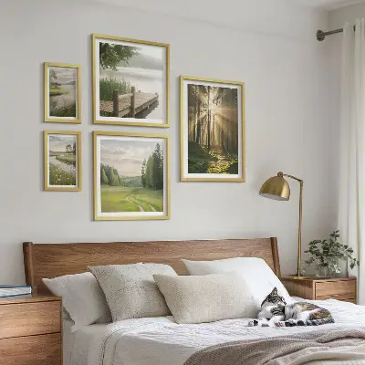 Tavelvägg med 5 tavlor motiv av skogslandskap med sol och vatten