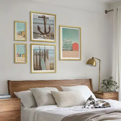 Tavelvägg med 5 tavlor med motiv av eleganta strandhus vid havet