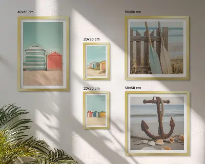 Tavelvägg med 5 tavlor med motiv av eleganta strandhus vid havet