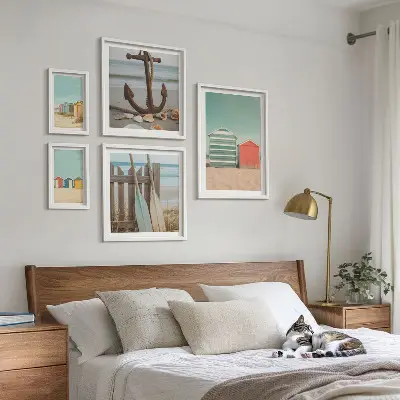 Tavelvägg med 5 tavlor med motiv av eleganta strandhus vid havet