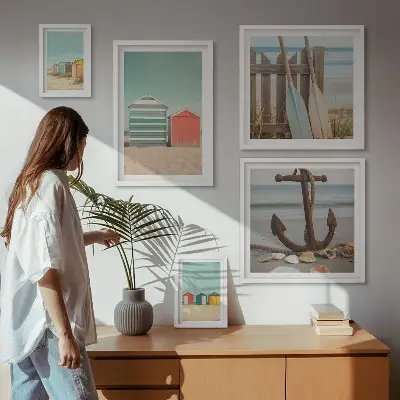 Tavelvägg med 5 tavlor med motiv av eleganta strandhus vid havet
