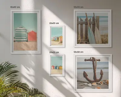 Tavelvägg med 5 tavlor med motiv av eleganta strandhus vid havet