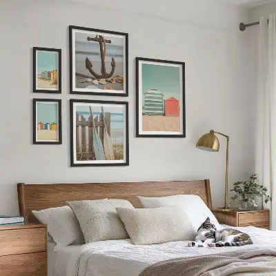 Tavelvägg med 5 tavlor med motiv av eleganta strandhus vid havet